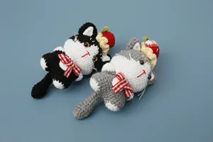 Pendentif en peluche chat crocheté à la main avec chapeau de gâteau aux fraises et nœud.