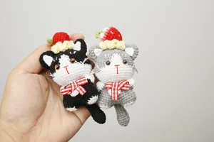 Pendentif Peluche Chat Crochet Fait Main Mignon Gâteau Fraise Sac Décoration Jouet Cadeau