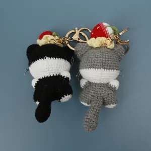 Porte-clés en peluche chat crocheté à la main avec pendentif gâteau aux fraises pour sac.