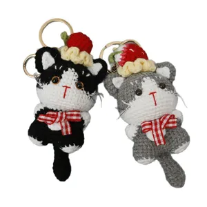 Porte-clés chat au crochet fait main avec chapeau de fraise charm de sac en peluche vue principale