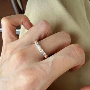 Vue rapprochée de la bague marguerite en argent S925 avec motif floral bicolore or et argent.