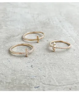 Vue rapprochée de bagues croix minimalistes en argent S925 avec des détails étincelants.