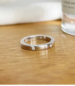 Vue détaillée de la bague en argent pavé de diamants, design classique scintillant pour femmes.