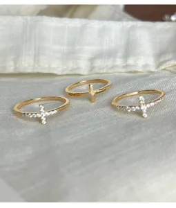 Gros plan detaille de trois bagues croisees en argent s925 avec des pierres de zircon.