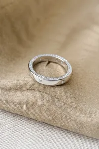 Vue détaillée de la bague en argent S925 pavée de zircon scintillants au design classique et élégant.