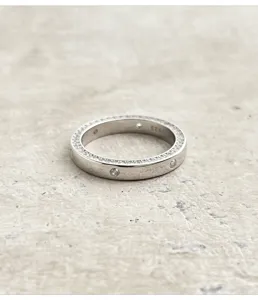 Bague en Argent S925 Pavé de Diamants Classique Minimaliste Anneau Fermé Vue de Détail