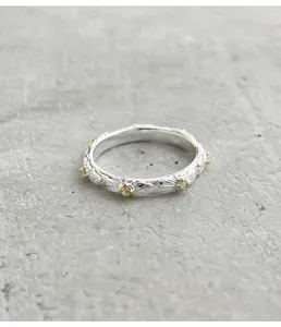 Gros plan bague marguerite argent S925, design floral bicolore exquis avec pierres.