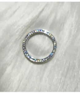 Gros plan sur bague pavée argent pierres scintillantes design bijoux élégant