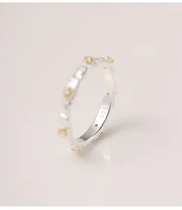 Vue en gros plan détaillée de la bague marguerite en argent au design floral bicolore.