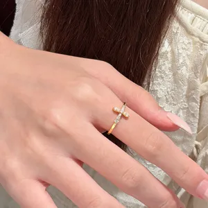 Magnifique bague croix en argent S925 avec diamants pour femmes, bijou minimaliste chic.