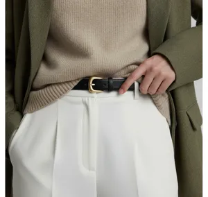 Elegante zwarte lederen damesriem met gouden ovale gesp voor een chique en stijlvolle look.