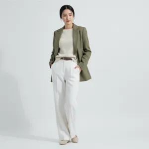 Vue de détail d'une élégante ceinture en cuir marron pour femme avec une tenue chic.