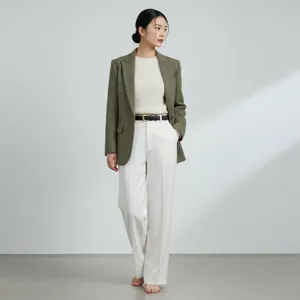 Gedetailleerd overzicht van damesmode-outfit met chique blazer en elegante broek.