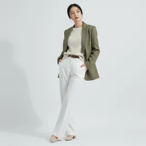 Détail élégant de ceinture en cuir marron pour femme, accessoire de mode pour le quotidien.