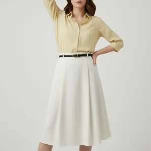 Ensemble élégant chemise à manches longues et jupe midi pour femme avec ceinture noire élégante.