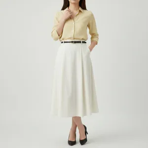 Fin ceinture noire élégante avec boucle métallique, assortie à la chemise jaune détail