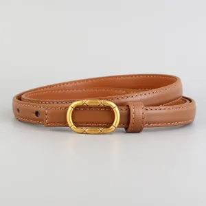 Détail de ceinture en cuir marron, boucle ovale dorée rétro, finitions soignées, accessoire taille.