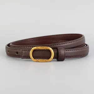 Vue détaillée de la ceinture en cuir marron foncé avec boucle ovale dorée texturée.