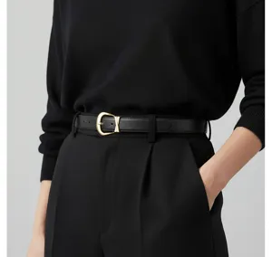 Vue détaillée de la ceinture en cuir noir pour femme avec une élégante boucle dorée.