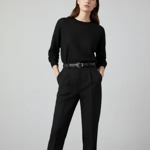 Ceinture femme élégante en cuir véritable avec boucle métallique raffinée et chic.