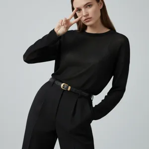 Elegante damesriem van echt leer met zwarte band en een chique gouden gespaccessoire.