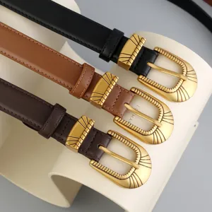 Gedetailleerd overzicht van dames echt lederen riem met gouden gesp voor stijlvolle jeans.