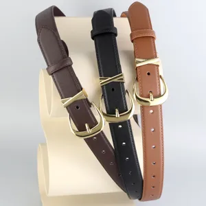 Vue détaillée de trois ceintures en cuir pour femmes avec boucles dorées et décor X.