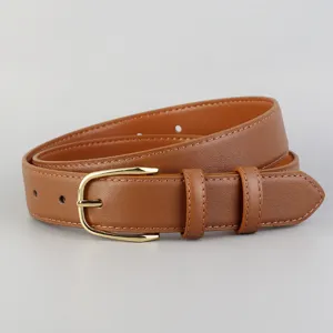 Nahaufnahme des eleganten braunen Kunstledergürtels mit goldener Dornschnalle für Damen.