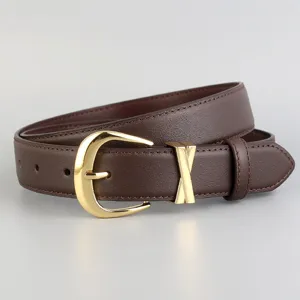 Ceinture femme en cuir marron détail gros plan, boucle ardillon dorée avec passant en métal unique.