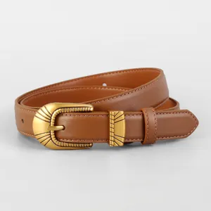 Detailopname van de bruine lederen riem met een vintage koperen metalen gesp ontwerpen.