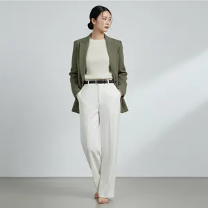 Dames professionele casual outfit set met een chique blazer, witte top en stijlvolle riem.
