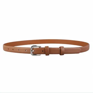 Détail ceinture cuir marron, boucle argentée classique, design minimaliste pour pantalon.
