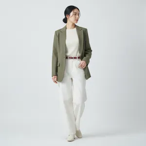 Eleganter brauner ledergürtel für damen, vielseitiges detail mit stilvollem sakko und hose.