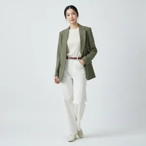 Stilvoller Damen Ledergürtel mit Herbst Winter Freizeitbekleidung Outfit Detailaufnahme.