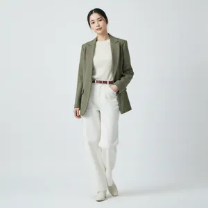 Damen Casual Outfit mit gruenem Blazer und braunem Lederguertel Detail Ansicht.