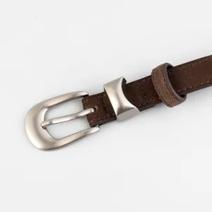 Detailansicht eines braunen Damen-Wildlederriemens mit Silberschnalle und Schlaufe.