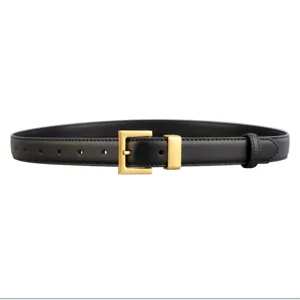 Λεπτομέρεια από κοντά μιας μινιμαλιστικής μαύρης δερμάτινης ζώνης με χρυσή αγκράφα.