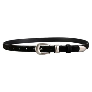 Detailansicht des schwarzen Damen Wildleder Gürtels mit silberner Vintage Metallschließe.