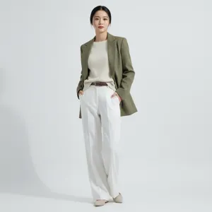 Élégante ceinture marron en cuir véritable pour femme tenue studio vue produit principale style
