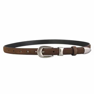 Brauner Wildledergürtel Detailansicht, elegante Metallschließe, vielseitiges Accessoire.