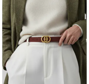 Détail élégant de ceinture en cuir marron pour femme avec boucle dorée luxueuse.