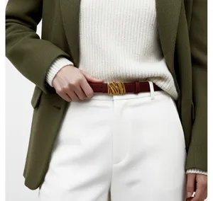 Ceinture rétro en daim pour femme avec boucle dorée sculpturale, détail élégant et chic.