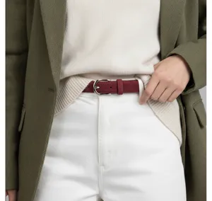 Détail de ceinture en daim bordeaux, boucle métallique rétro minimaliste pour femme