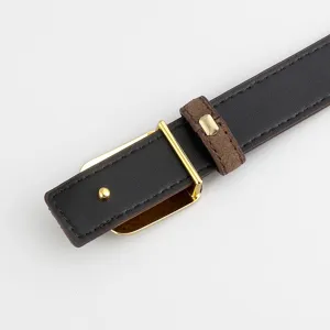 Gros plan détaillé d'une ceinture en cuir véritable pour femme avec boucle dorée.