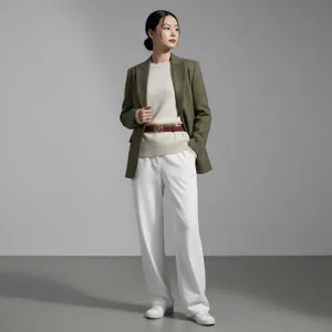 Fin ceinture pour femme avec boucle dorée élégante, idéale pour robes et tenues de tous les jours.