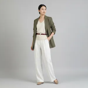Vue détaillée de la ceinture en cuir pour femme portée avec une tenue de bureau.