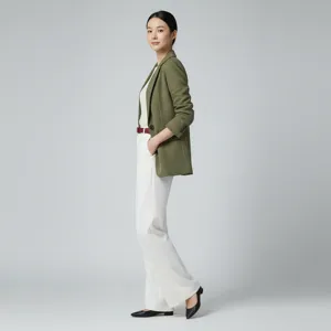 Vue détaillée d'une fine ceinture rétro minimaliste assortie à un blazer élégant et pantalon.