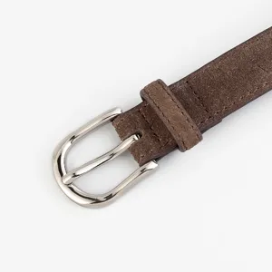Vue détaillée de la ceinture marron en daim pour femme avec boucle métallique pour jeans et robes.