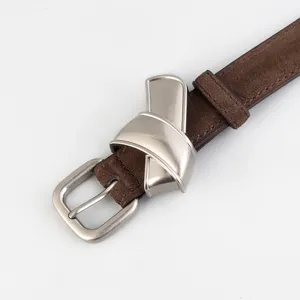 Ceinture femme en daim marron avec boucle noeud metallique elegante, accessoire chic.