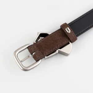 Gros plan sur les détails de la ceinture en cuir noir pour femme avec boucle et passant.